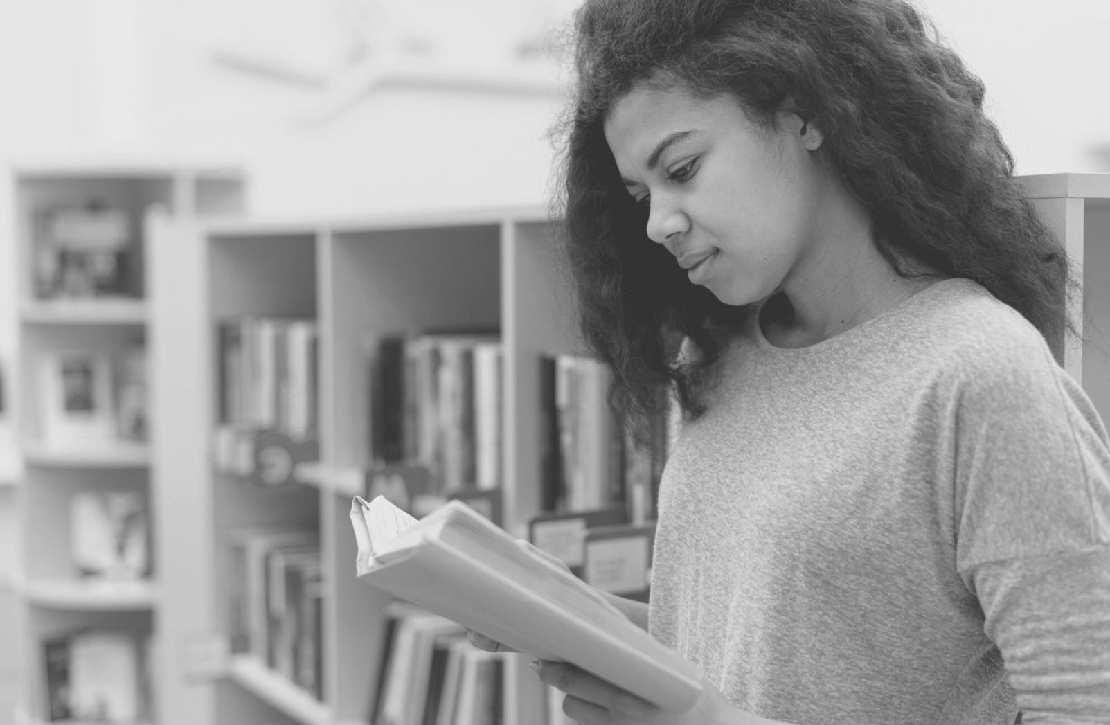 Estudiantes trabajando en planificación financiera